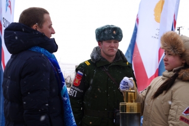 Передача лампады с огнем от юнармейки Виты Вон спортсмену-военнослужащему Никите Хаяну Максим Мажарин, ИА SakhalinMedia