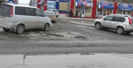 Разрушенное дорожное полотно год назад ремонтировали Зарина Плиева