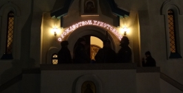 Хранители правопорядка у главного входа в храм перед началом службы Любовь Кондрашова