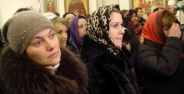 Прихожанки внимательно наблюдают за службой Любовь Кондрашова