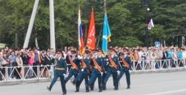 Парад в честь освобождения Сахалина и Курил от японских милитаристов открыли знаменосцы Светлана Жбанова