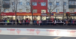 Люди выстроились стройными рядами, ждут факелоносца Любовь Кондрашова. ИА SakhalinMedia