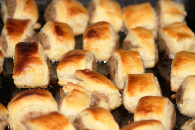 Замотала сосиски с сыром в покупное тесто — на выходе супер-закуска: готовим и не паримся