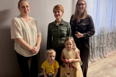 Мэр Томаринского района Ольга Манжара вручила новогодние подарки детям военнослужащего пресс-служба администрации Томаринского муниципального округа
