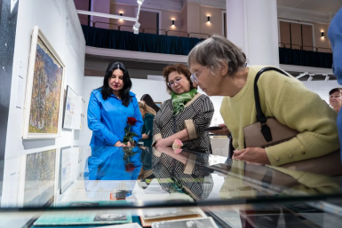 Гости знакомятся с ээкспонатами выставки предоставлено организаторами