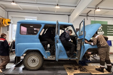 Студенты сахалинского техникума готовят автомобиль для отправки в зону СВО пресс-служба министерства образования Сахалинской области