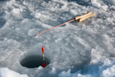 Лед в Стародубском опять не выдержал наплыва рыбаков и треснул