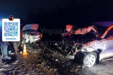 На Сахалине водитель легковушки не справился с управлением и влетел в стоящий автомобиль пресс-служба Госавтоинспекции Сахалинской области