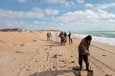 Почти 800 человек продолжают уборку в зоне мазутного ЧС на Кубани Оперштаб Кубани