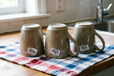 Наклейки с новой посуды больше не отдираю: 1 капля — и отлетают сами, а ногти целые и крепкие