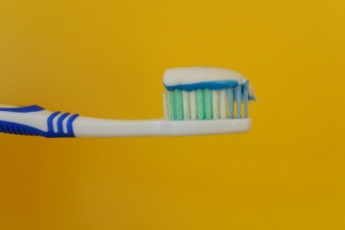 Опытные хозяйки смешивают соль с зубной пастой – и бед не знают: 3 лайфхака