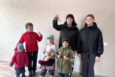 Семья с пятью детьми в Долинском районе получила долгожданную четырехкомнатную квартиру пресс-служба администрации Долинского района