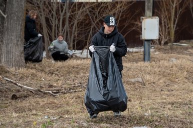 Школьный волонтерский отряд из школы №19 вышел на уборку в Дальнем пресс-служба мэрии города