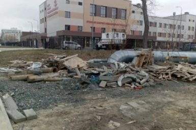 Мусор на улице Бумажной в Южно-Сахалинске ИА SakhalinMedia