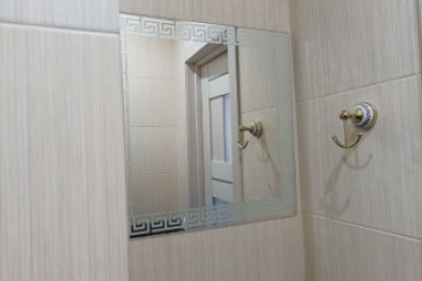 Зеркало в ванной неделями не запотевает: фокус с гигиеническим средством — и про тряпку забыла