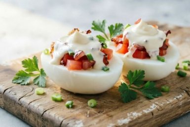 Яйца, фаршированные беконом и помидором: готовятся быстро, а съедаются еще быстрее - закуска для праздничного стола