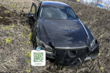 Водитель на "Крауне" вылетел в кювет в Анивском районе