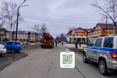 Водитель крана не уступил дорогу и сбил сахалинку на "зебре"