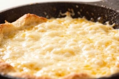 Творожное сырное хачапури на сковороде: просто перемешайте - "ленивый" рецепт