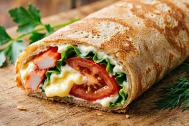 Ролл из блинов с крабовыми палочками: быстрая, простая и вкусная закуска