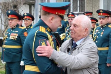 Военные провели мини-парады для ветеранов ВОВ в Южно-Сахалинске пресс-служба Восточного военного округа