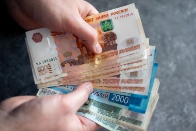 В России резко вырос спрос на наличные: почему люди массово переходят на "бумажки"