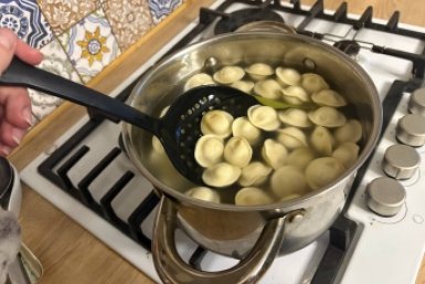 Одна ложка на кастрюлю — и пельмени никогда не разварятся: вкус лучше даже у магазинных полуфабрикатов