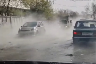 Масштабный прорыв горячей воды произошёл на улице Калинина во Владивостока ИА PrimaMedia