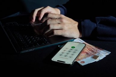 "Хозяин за границей, оплата через сервис": в России раскрыли уловку аферистов