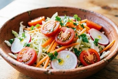 Шинкуем капусту и морковку, брызгаем уксусом: этот витаминный салат к шашлыку понравится каждому - универсальный гарнир