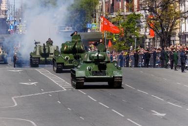 Зеленский рекомендовал иностранцам не ехать в Москву на 9 Мая