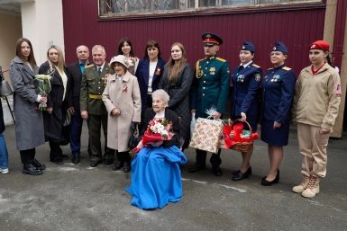 Ветеранов Южно-Сахалинска поздравляют с Днем Победы персональными парадами во дворах пресс-служба мэрии города