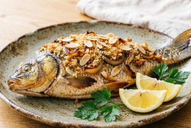 Запечённый карп под "шапкой" из лука, сухарей и миндаля: аппетитная хрустящая корочка и сочная рыба