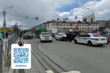 Два автомобиля столкнулись на перекрестке в Южно-Сахалинске. Есть пострадавший Госавтоинспекция Сахалинской области