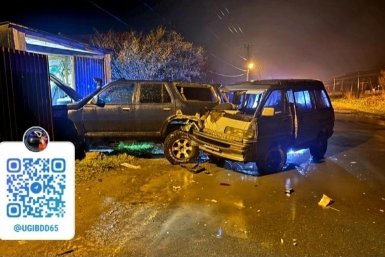 Автомобилист в Холмском районе не справился с управлением и влетел в припаркованное авто пресс-служба Госавтоинспекции Сахалинской области