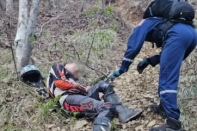 На Сахалине спасли мотоциклиста, свалившегося со склона в лесу пресс-служба ГУ МЧС России по Сахалинской области