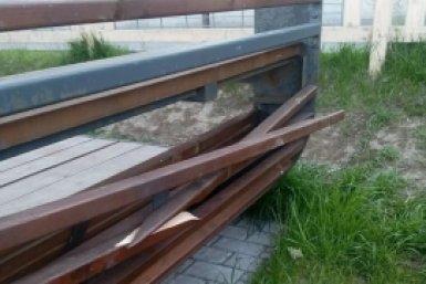 Вандалы сломали перголу на улице Крузенштерна в Холмске пресс-служба мэрии Холмского района