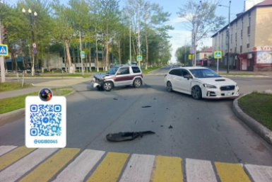 Иномарка поехала на красный свет и врезалась в "Субару" в Поронайске