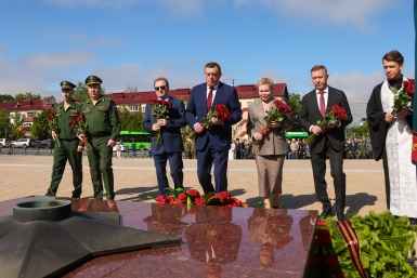 Возложение цветов пресс-служба правительства Сахалинской области