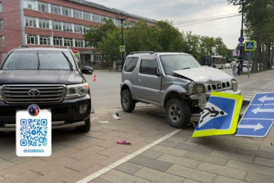 Иномарка поехала на красный, врезалась в джип и снесла знак в Южно-Сахалинске