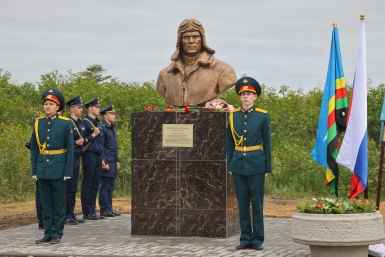 Памятник Михаилу Водопьянову пресс-служба правительства Сахалинской области