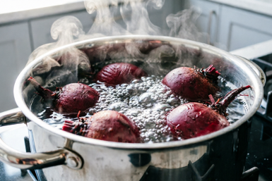 1 ложку в воду при варке - и свекла приготовится в три раза быстрее: вкус станет ярче, а цвет сохранится