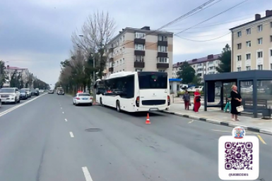 В Южно-Сахалинске пенсионерка упала в салоне автобуса из-за резкого торможения