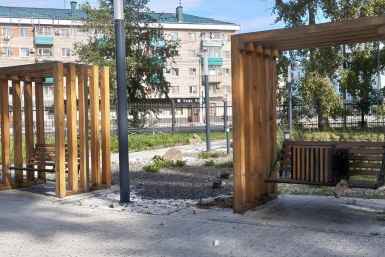 В Комсомольске-на-Амуре вандалы вывернули урны и мусор на качели МАХ КнАГУ