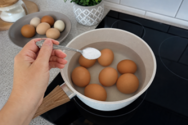 Скорлупа отходит крупными кусками сама: копеечный секрет идеальной варки яиц без мучений