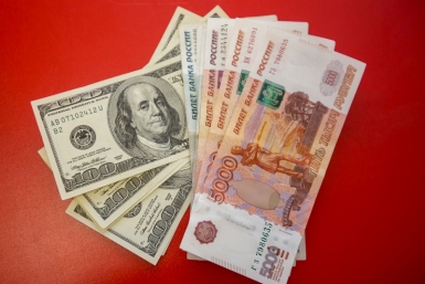 Стоит ли держать сбережения в наличных долларах — Минфин