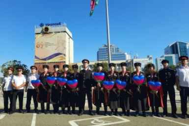 Флаг Кубани торжественно подняли на Главной городской площади Краснодара Владимир Селиванов