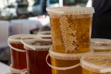 Как с помощью бутылки воды отличить поддельный мед от настоящего: советский лайфхак