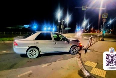 Водитель на "Тойоте" влетел в дорожное ограждение в Южно-Сахалинске