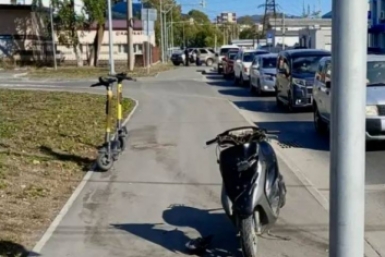 В Южно-Сахалинске внедорожник наехал на мопедиста на тротуаре